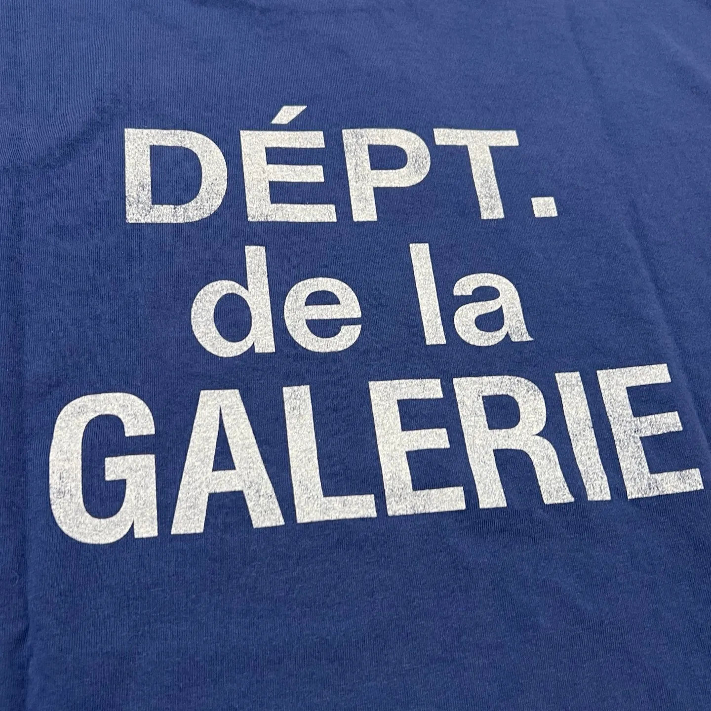 GALLERY DEPT. FRENCH TEE/NAVY New colors in stock Navy blue French LOGO short sleeves Washed blue S-XL Ready-made garments Asso special piece dyeing Rewashed water printing distressed treatment Cylindrical fabric without side seams Non-open version Original development Complete accessories/matching Details in place